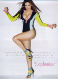 La modelo y actriz brit¿nica Kelly Brook posa sensual en su calendario oficial 2013.