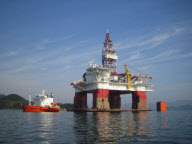 Australian Navy transport new battleship using one of the superships of Dockwise - Aug 2012