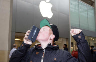 iPhone 5 Kunden vor dem Apple Store in Birmingham