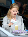 Lara Stone having lunch in Primrose Hill, London, Britain - 21 Sep 2012