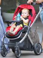 Jessica Alba and family have lunch at Newsroom Cafe