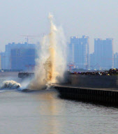 Gezeitenwelle auf dem Qiantang Fluss in Hangzhou