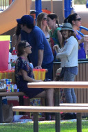 Isla Fisher and Sacha Baron Cohen : Sunday Birthday Party with the Kids