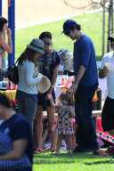 Isla Fisher and Sacha Baron Cohen : Sunday Birthday Party with the Kids