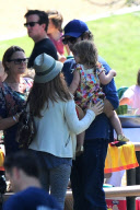 Isla Fisher and Sacha Baron Cohen : Sunday Birthday Party with the Kids