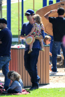 Isla Fisher and Sacha Baron Cohen : Sunday Birthday Party with the Kids