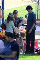 Isla Fisher and Sacha Baron Cohen : Sunday Birthday Party with the Kids