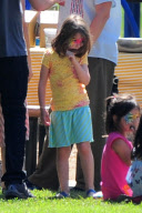 Isla Fisher and Sacha Baron Cohen : Sunday Birthday Party with the Kids