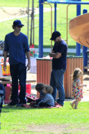 Isla Fisher and Sacha Baron Cohen : Sunday Birthday Party with the Kids