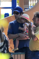 Isla Fisher and Sacha Baron Cohen : Sunday Birthday Party with the Kids