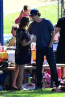 Isla Fisher and Sacha Baron Cohen : Sunday Birthday Party with the Kids