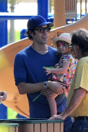Isla Fisher and Sacha Baron Cohen : Sunday Birthday Party with the Kids