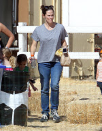 Exclusive... Jennifer Garner And Daughter Seraphina Spend The Day At A Farm 