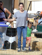Exclusive... Jennifer Garner And Daughter Seraphina Spend The Day At A Farm 