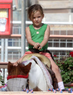 Exclusive... Jennifer Garner And Daughter Seraphina Spend The Day At A Farm 