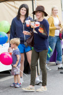 *EXCLUSIVE* Julie Bowen has her hands full at the Farmers Market