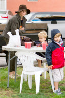 *EXCLUSIVE* Julie Bowen has her hands full at the Farmers Market