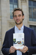 L'ecrivain Joel Dicker couronne par le grand Prix de l'Academie