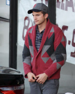 EXCLUSIVE Chivalrous Ashton Kutcher opens the door for girlfriend Mila Kunis