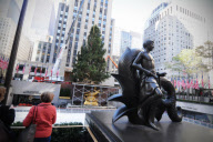 Rockefeller Center gets Christmas tree