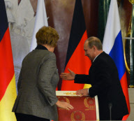Putin and Merkel speak in Moscow
