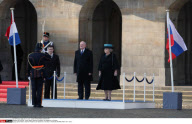 AMSTERDAM:  Queen Beatrix welcomes President Ivan Gasparovic of Slovakia