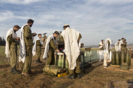 Israeli soldiers pray