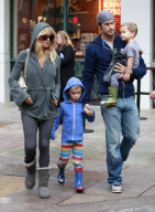 Oliver Hudson shopping with Kurt Russell and Goldie Hawn