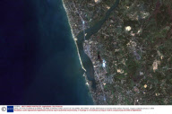 SATELLITE PHOTOGRAPHS SHOWING TSUNAMI STRIKING COAST SOUTH OF COLOMBO, SRI LANKA - 26 DEC 2004