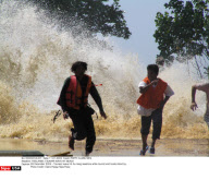 THAILANDE: TSUNAMI WAVE HIT BEACH