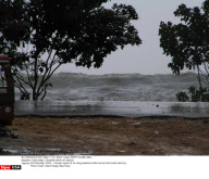 THAILANDE: TSUNAMI WAVE HIT BEACH