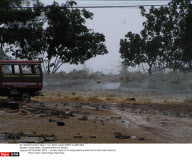 THAILANDE: TSUNAMI WAVE HIT BEACH