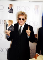 ROD STEWART PROMOTES HIS BOOK IN GLASGOW!