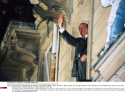 PARIS : Jacques Chirac, vainquer, au balcon de son QG de campagne, avenue d'