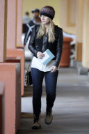 Kristen Bell and her Baby Bump : Greeting Card Shopping at Aaron Brothers