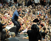 Bruce Springsteen Performs In Anaheim Wearing A Santa Claus Hat