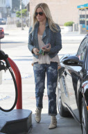 Ashley Tisdale betankt ihren Prosche in Beverly Hills