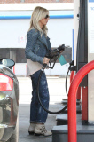 Ashley Tisdale betankt ihren Prosche in Beverly Hills