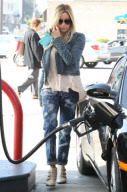 Ashley Tisdale betankt ihren Prosche in Beverly Hills