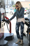 Ashley Tisdale betankt ihren Prosche in Beverly Hills