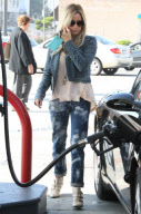 Ashley Tisdale betankt ihren Prosche in Beverly Hills