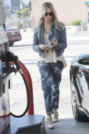 Ashley Tisdale betankt ihren Prosche in Beverly Hills