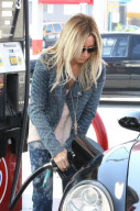 Ashley Tisdale betankt ihren Prosche in Beverly Hills