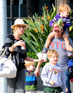 Julie Bowen And Her Family Are All Smiles As They Spend A Morning At A Farmer's Market