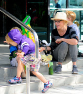 Julie Bowen And Her Family Are All Smiles As They Spend A Morning At A Farmer's Market