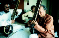 RAVI SHANKAR A CALCUTTA AVEC LE MAITRE DE SITAR.