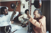 RAVI SHANKAR A CALCUTTA AVEC LE MAITRE DE SITAR.
