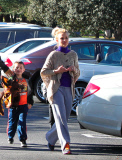 Britney Spears takes her sons for Starbucks without Jason