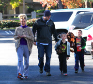 Britney Spears takes her sons for Starbucks Part2
