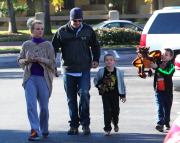 Britney Spears takes her sons for Starbucks Part2